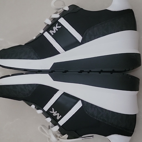 Michael Kors Footwear - Picture 5 of 6